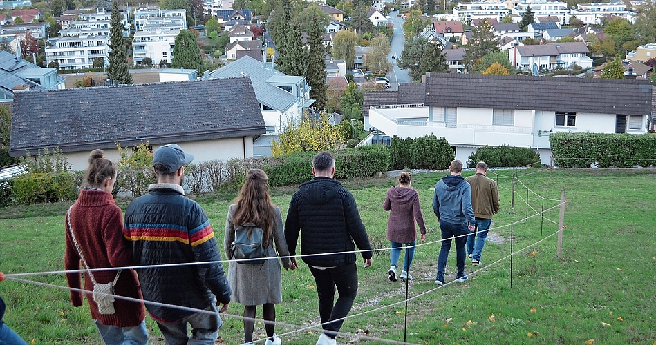 Die Neuzuzügerinnen und Neuzuzüger marschieren von der Grillstelle Rütenen in Richtung Meierbädli. Bilder: Irene Hung-König Die Neuzuzügerinnen und Neuzuzüger marschieren von der Grillstelle Rütenen in Richtung Meierbädli. Bilder: Irene Hung-König