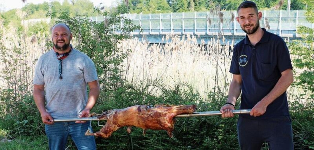 Dani Simion (l.) und Stefan Brankovic grillierten zwei Lämmer. bär