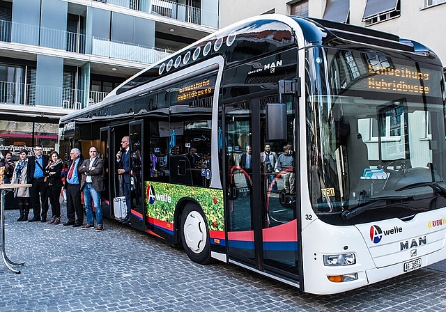 Der Hybridbus mit seinem markanten Dach. Fotos: phnWalter Hugentobler am Steuer des neuen Hybridfahrzeugs.