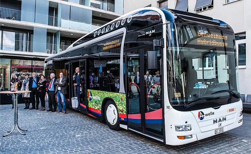 Der Hybridbus mit seinem markanten Dach. Fotos: phnWalter Hugentobler am Steuer des neuen Hybridfahrzeugs. Der Hybridbus mit seinem markanten Dach. Fotos: phnWalter Hugentobler am Steuer des neuen Hybridfahrzeugs.
