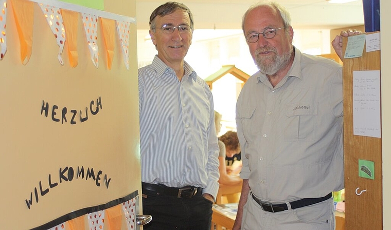 Heissen die Besucher am Jubiläum willkommen: Stiftungsrat Ernst Lehner und Heimleiter Sander van Riemsdijk. Foto: bär