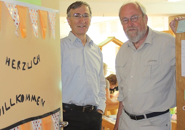 Heissen die Besucher am Jubiläum willkommen: Stiftungsrat Ernst Lehner und Heimleiter Sander van Riemsdijk. Foto: bär