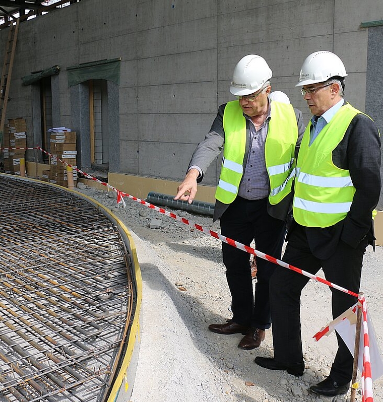 Der Wettinger Gemeindeammann <em>Roland Kuster und der Badener Stadtrat Markus Schneider besichtigen die Baustelle im Wettinger Tägi.Melanie Bär</em>