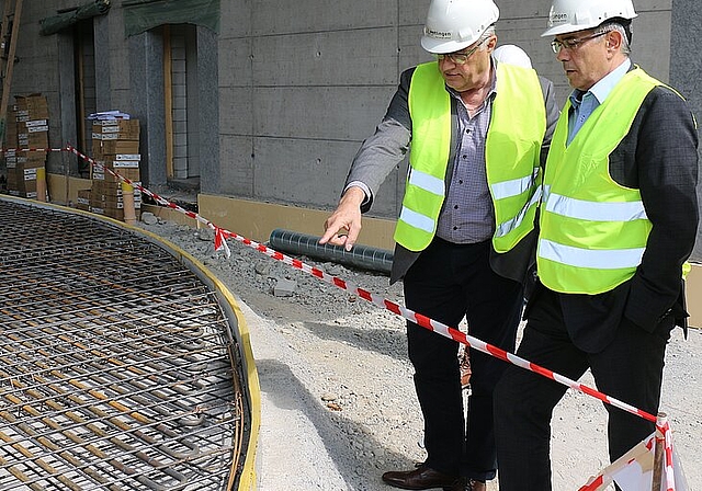 Der Wettinger Gemeindeammann <em>Roland Kuster und der Badener Stadtrat Markus Schneider besichtigen die Baustelle im Wettinger Tägi.Melanie Bär</em>