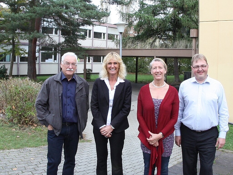 Neuenhof Peter Richiger, Susanne Voser, Renate Baschek und Hanspeter Frischknecht vor den 50-jährigen Schulprovisorien. Foto: bär