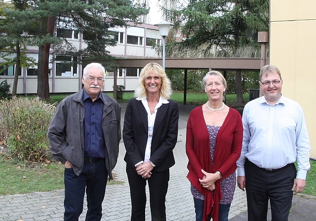 Neuenhof Peter Richiger, Susanne Voser, Renate Baschek und Hanspeter Frischknecht vor den 50-jährigen Schulprovisorien. Foto: bär