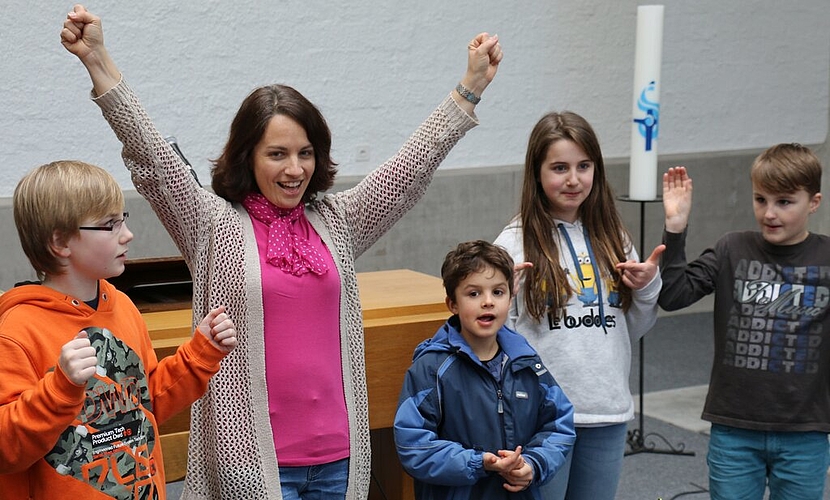 Katechetin Ester Carlino singt mit den Kindern in der Kirche ein Lied.
