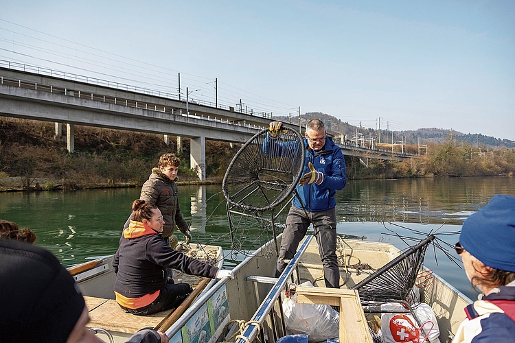 Hier wird Abfall von einem Boot zum anderen  übergeben.Bilder: Gaby Kost