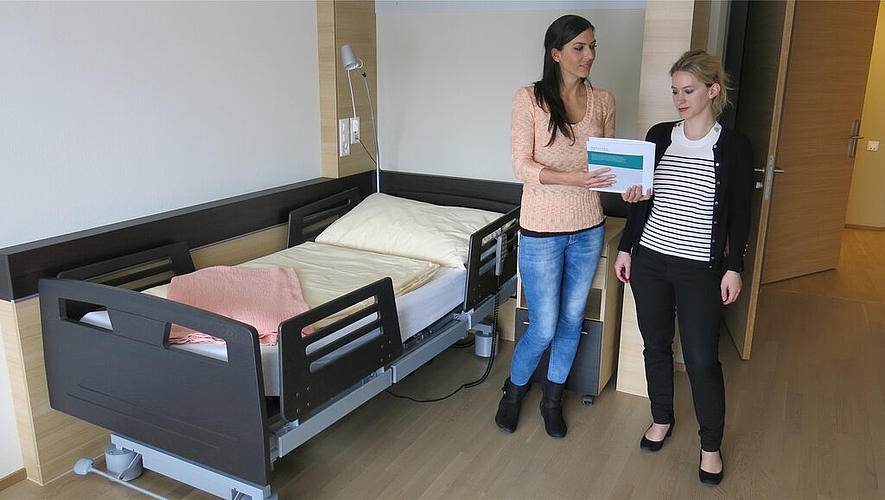 Susanne Mattar (l.) und Sarah Wyss bei der Führung durch die Zimmer.

