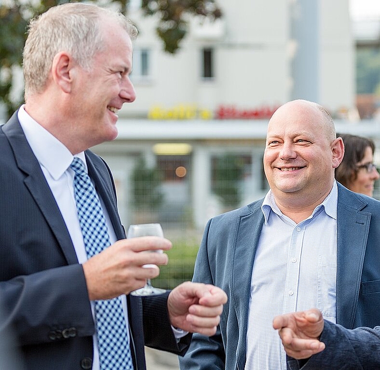 Erneute Freude <em>Nachdem der Spatenstich für die «Limmattalbahn» in Schlieren (Bild) erfolgt ist, mussten Regierungsrat Stephan Attiger und Spreitenbachs Gemeindepräsident Valentin Schmid (v. l.) um die Weiterführung bis Killwangen bangen. AZ 