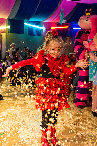 Konfetti herumwerfen ist einfach toll.
