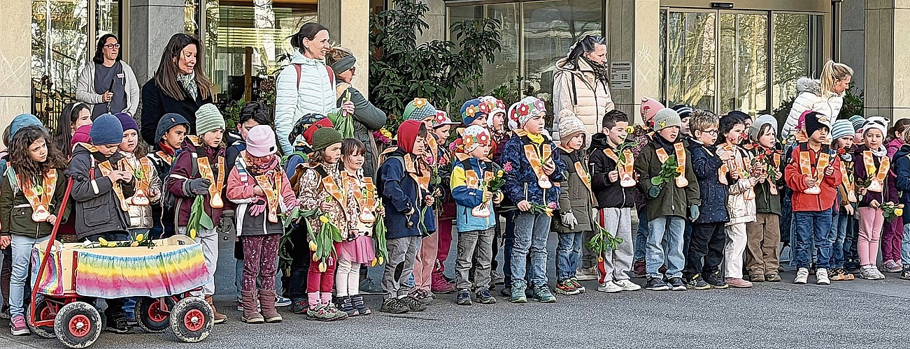 Die Kinder halten Tulpen in den Händen und singen Frühlingslieder – sehr zur Freude der Gäste. Gaby Kost Die Kinder halten Tulpen in den Händen und singen Frühlingslieder – sehr zur Freude der Gäste. Gaby Kost