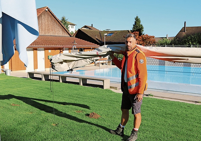 Hausdienstleiter Danny Simmank bringt die Sonnenschirme vom Meierbädli ins Winterlager.Bild: Melanie Bär