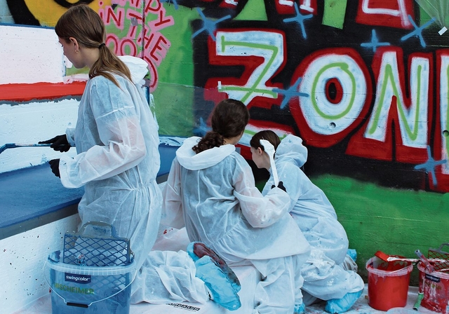 Gemeinsam streichen sie die Stufen neu. zVg