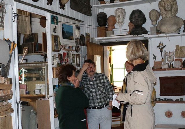 Cesco Peter im Gespräch mit Besuchern in seinem Atelier. bär