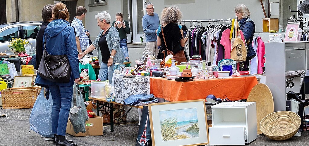 50 Familien stellten am vergangenen Samstag, 18. Mai, ihre Waren am ersten Haustürflohmarkt aus. Gaby Kost
