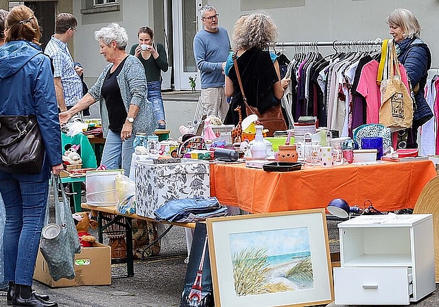 50 Familien stellten am vergangenen Samstag, 18. Mai, ihre Waren am ersten Haustürflohmarkt aus. Gaby Kost
