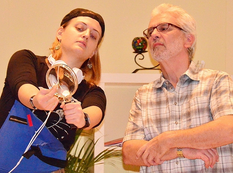 Mäusejägerin Clara Loft (Andrea Laube) und Max Fischer (Röbi Keller) suchen mit einer Lupe nach Beweisen. Foto: sw