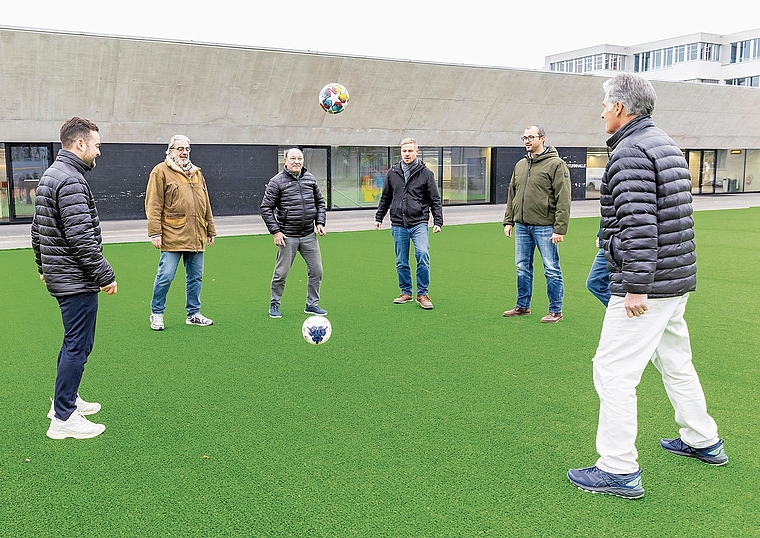 Freude beim ersten Spiel: (v. l.) Tobias Steinemann, AFV, Gemeinderat Philippe Rey, Luigi Ponte, AFV-Präsident, Kaspar Blaser, Stadt Baden, Ivano Bonadei, Gemeinde Wettingen, und Robert Gugler, Sportplatzberater AFV.  Fabio Baranzini