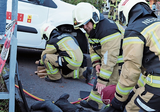 Die gerettete Person wird unter dem Auto hervorgezogen.