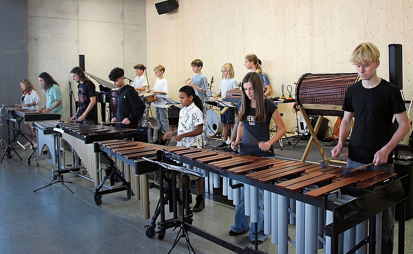 Das Perkussionsensemble der Musikschule Spreitenbach spielt an der Eröffnungsfeier.