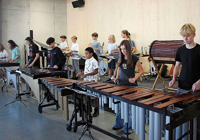Das Perkussionsensemble der Musikschule Spreitenbach spielt an der Eröffnungsfeier.