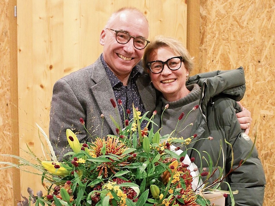 Vogel gratuliert Haas: Die ehemalige Präsidentin der FDP-Ortspartei, Yvonne Vogel, gratuliert Markus Haas. 	Melanie Bär