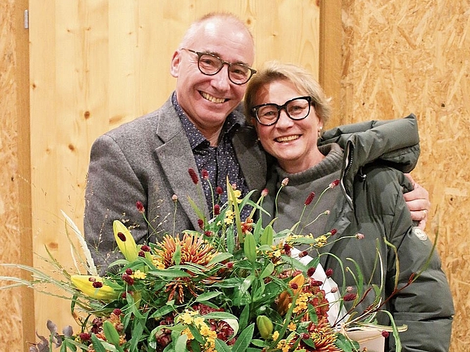 Vogel gratuliert Haas: Die ehemalige Präsidentin der FDP-Ortspartei, Yvonne Vogel, gratuliert Markus Haas. 	Melanie Bär