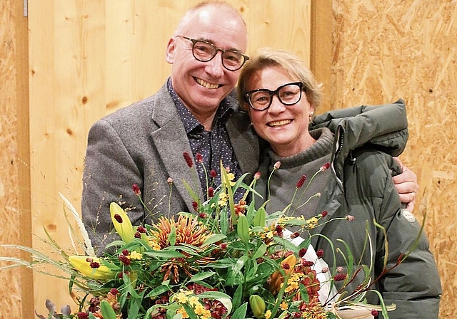 Vogel gratuliert Haas: Die ehemalige Präsidentin der FDP-Ortspartei, Yvonne Vogel, gratuliert Markus Haas. 	Melanie Bär