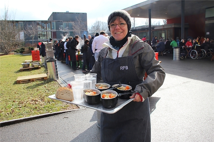 RPB-KommissionspräsidentinRegulaDell’Anno-Dopp-ler unterwegs mit vollen Gamellen. «Magsch no chli? Isch guet!» Eine grosseBesucherschar liess sich die RPB-Suppe bei Sonnenschein schmecken. Fotos: cf Yvonne Feri zeichnete für den Wein- und Miner RPB-KommissionspräsidentinRegulaDell’Anno-Dopp-ler unterwegs mit vollen Gamellen. «Magsch no chli? Isch guet!» Eine grosseBesucherschar liess sich die RPB-Suppe bei Sonnenschein schmecken. Fotos: cf Yvonne Feri zeichnete für den Wein- und Mineral- Ausschank verantwortlich. Pascale Bruderer Wyss (l.) beim Fassen ihrer Helferschürze und im Gespräch mit Direktor Hans Schwendeler und Regula Dell’Anno-Doppler.