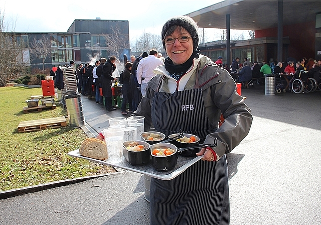 RPB-KommissionspräsidentinRegulaDell’Anno-Dopp-ler unterwegs mit vollen Gamellen. «Magsch no chli? Isch guet!» Eine grosseBesucherschar liess sich die RPB-Suppe bei Sonnenschein schmecken. Fotos: cf Yvonne Feri zeichnete für den Wein- und Miner