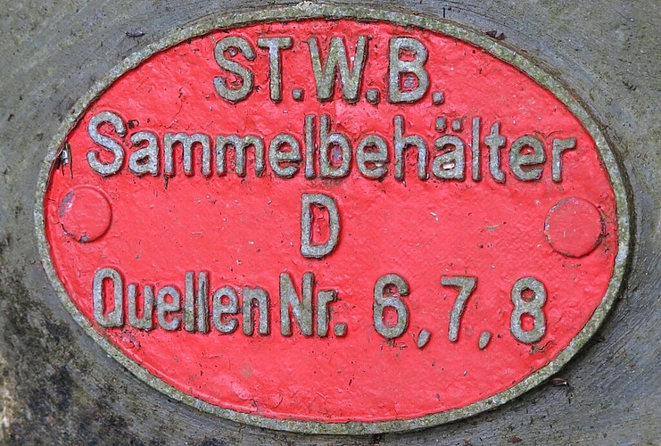 ST.W.B. Die Plakette stammt noch von den «Städtischen Werken Baden», die 1999 in die Regionalwerke AG umgewandelt wurden.