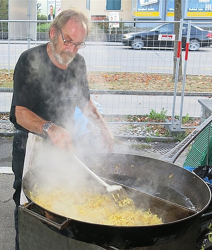 Ruedi Kägi bereitete die Rösti zu.