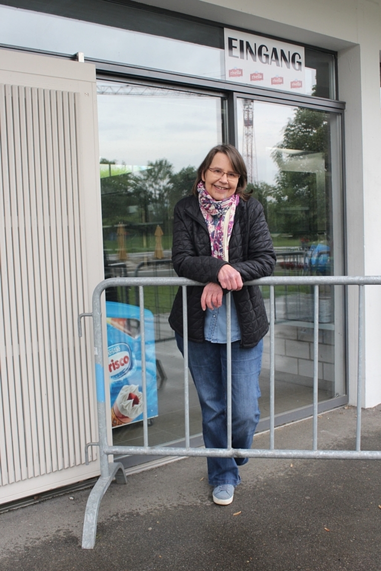 Die Neuenhoferin Veronika Ammann steht vor dem Eingang des Badirestaurants in Dietikon. Mehrere Gitter weisen den Gästen den Weg dorthin. Rahel Bühler
