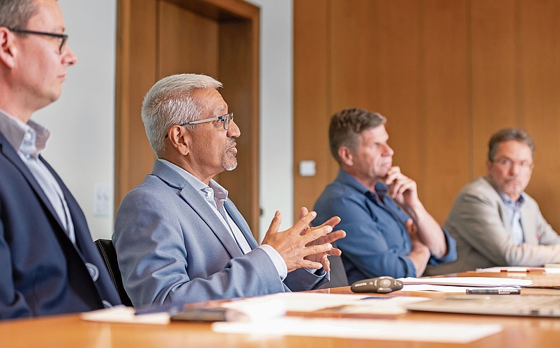 Gibt die Gründe für die Erhöhung bekannt: Orun Palit (2. v. l.), Christian Glur (l.), Gemeinderat Martin Egloff und Vizeammann Christian Wassmer.Bilder: Jasmin Marte/ChMedia Gibt die Gründe für die Erhöhung bekannt: Orun Palit (2. v. l.), Christian Glur (l.), Gemeinderat Martin Egloff und Vizeammann Christian Wassmer.Bilder: Jasmin Marte/ChMedia