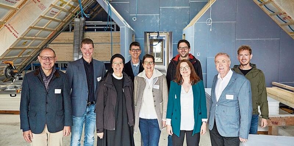 Gruppenbild der Projektbeteiligten an der Neuausrichtung des Klosters Fahr im Rahmen des Gesamtprojekts «erfahrbar» im künftigen Wohnzimmer der 6,5-Zimmer-Cluster-Wohnung. Henry Muchenberger
