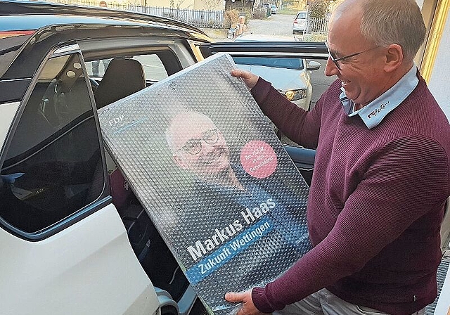 Markus Haas freut sich über die Ankunft des neuen Wahlkampfplakates.rsz
