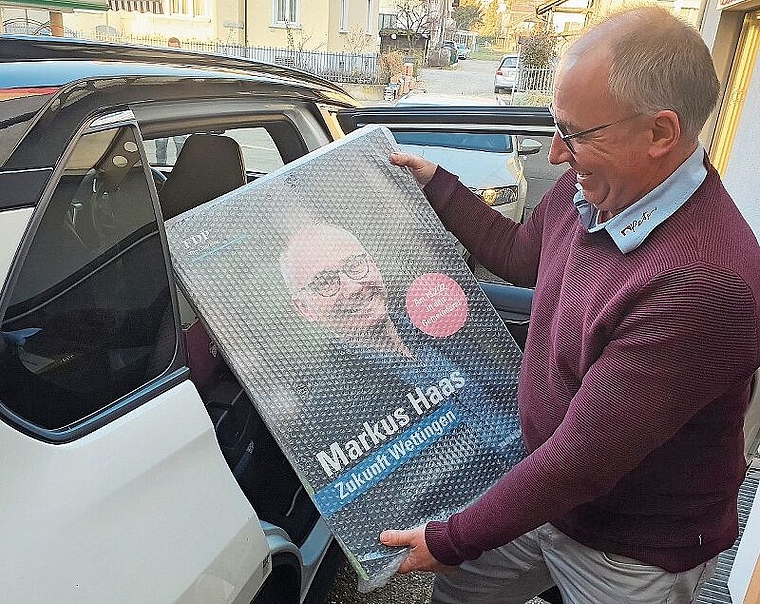 Markus Haas freut sich über die Ankunft des neuen Wahlkampfplakates.rsz