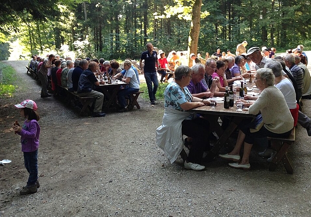 Über 100 Personen nahmen am Würenloser Waldumgang mit anschliessendem «Zvieri» teil. Foto: zVg