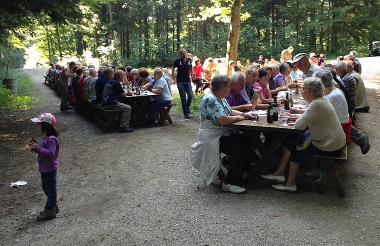 Über 100 Personen nahmen am Würenloser Waldumgang mit anschliessendem «Zvieri» teil. Foto: zVg