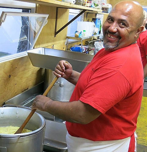 Daniel Hegner kochte die Spaghetti.Fotos: bha