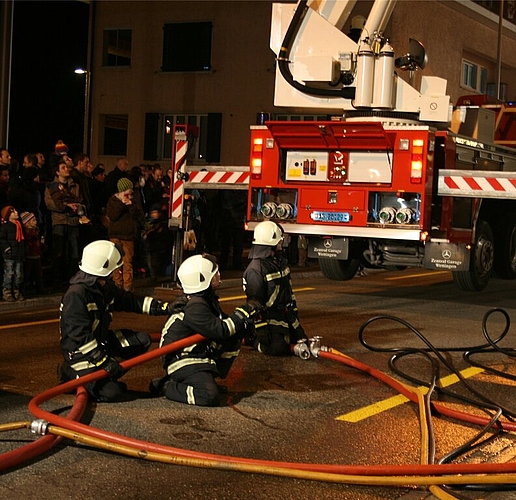 Die Feuerwehrleute sind in Position für den Löscheinsatz. Die Feuerwehrleute sind in Position für den Löscheinsatz.