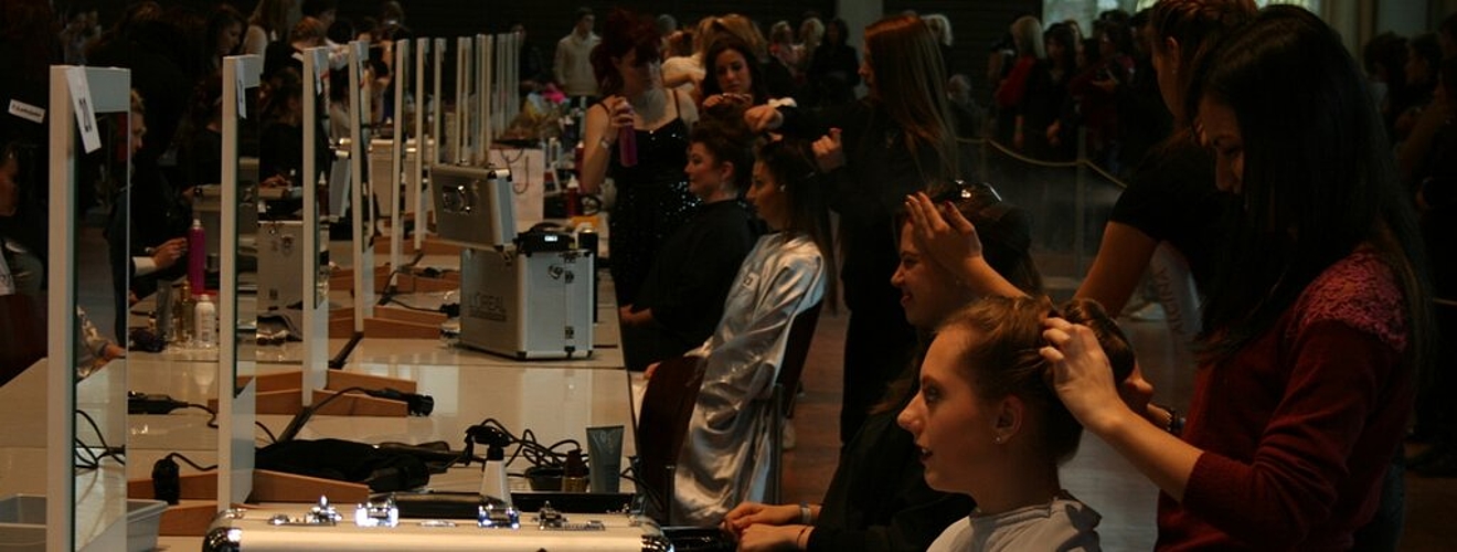 In 45 Minuten mussten die Lehrlinge die Ballfrisuren fertig frisieren.Der Geruch von Haarspray war im Tägi-Saal allgegenwärtig.Volle Konzentration beim Hochstecken.Bei den filigranen Frisuren waren der Fantasie keine Grenzen gesetzt.Manch ein Modell musste mithelfen.Die Hochsteckfrisuren glichen zarten Kunstwerken.Elegante Schleifen konnten am Hair Cup auch aus Haar bestehen.