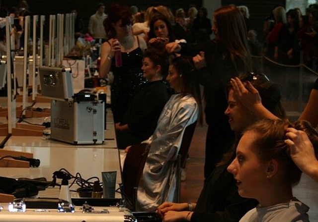 In 45 Minuten mussten die Lehrlinge die Ballfrisuren fertig frisieren.Der Geruch von Haarspray war im Tägi-Saal allgegenwärtig.Volle Konzentration beim Hochstecken.Bei den filigranen Frisuren waren der Fantasie keine Grenzen gesetzt.Manch ein Model