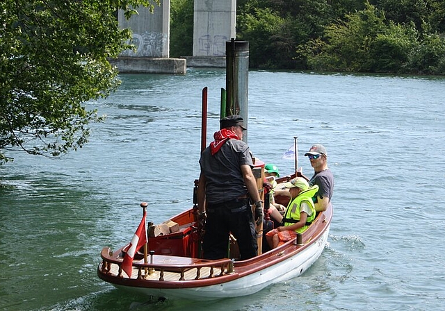 Mit dem «Dampfhans» über die Limmat. Fotos: se Madeleine und Urs Meier aus Neuenhof geniessen die Fahrt auf der Limmat mit Enkel Sebastian. Besucher flanieren am Kofferraum-Markt. Gute Aussicht auf dem Hebekran. Volle Kofferräume am Markt. «Fres