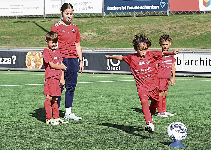 Liam Uruqi nimmt Anlauf für den Torschuss und wird von Trainerin Giorgia Corradi beobachtet.Bilder: Alexander Wagner