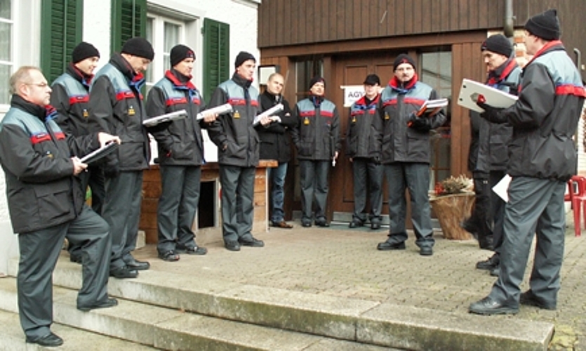 Die lernenden Instruktoren beraten das Vorgehen bei einem hypothetischen Feuer in ihren neuen, einheitlichen Uniformen. Fotos: ska

