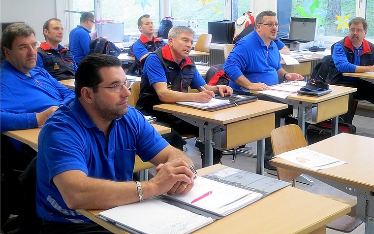 Gespannt lauschen die Teilnehmer im Klassenzimmer dem Klassenlehrer. Foto: zVg