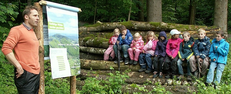 Revierförster Peter Muntwyler erläuterte einer interessierten Zuhörerschar Zusammenhänge im Wald. Foto: ska