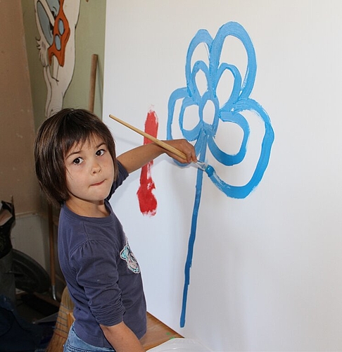 Die 6-jährige Svenja am Gestalten eines Gemeinschaftsbildes.
